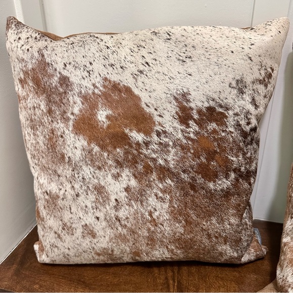 Set of 2 Cowhide Pillows 17 x 17 Inches Brown Beige Tan White EUC! Home Decor - Picture 8 of 13